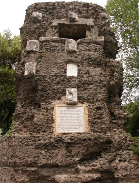 Resto di tomba a Capo di
Bove con la targa geodetica
(40855 bytes)